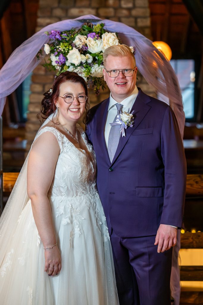 Bruidspaar fotoshoot binnen met flitslicht najaar